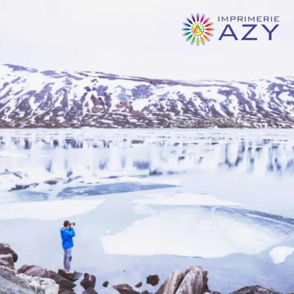 Un homme photographie un paysage naturel en extérieur.
