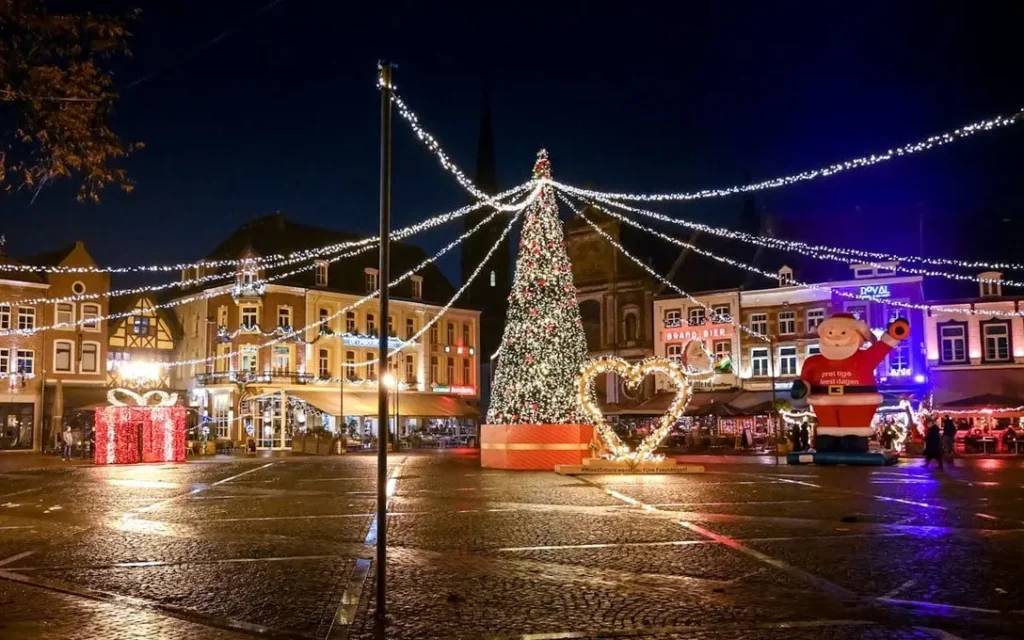 photo gratuite du marché de Noël de Sittard la nuit avec arbre illuminé